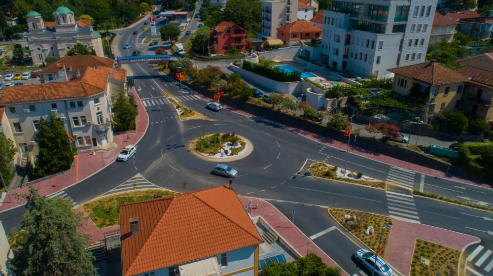 Progetto principale per la costruzione del Bulevar a Tivat, Fase III: Rotatoria presso il vecchio edificio del Comune